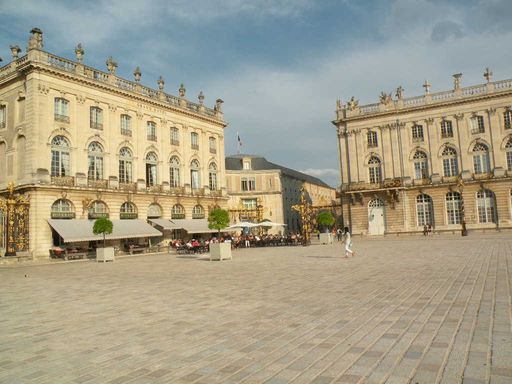  terrasse de café devant l'Hôtel de la Reine